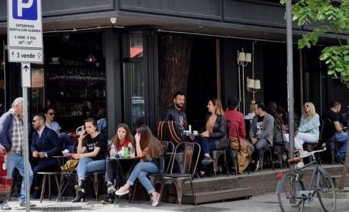 Shqiptaret nuk kursehen: Shpenzojne 385 mln euro ne vit per bare, restorante e hotele